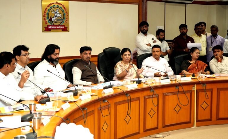 शहरातील प्रकल्प पूर्ण करून नागरिकांना मूलभूत सुविधा द्याव्यात : राज्यमंत्री माधुरी मिसाळ