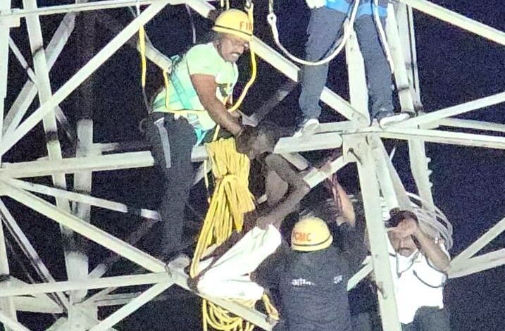 निगडीतील हाय टेन्शन टॉवरवर चढलेल्या व्यक्तीचा थरारक बचाव!