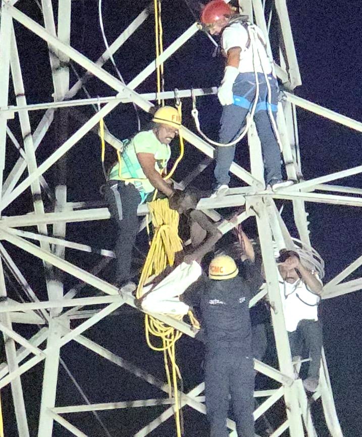 निगडीतील हाय टेन्शन टॉवरवर चढलेल्या व्यक्तीचा थरारक बचाव!
