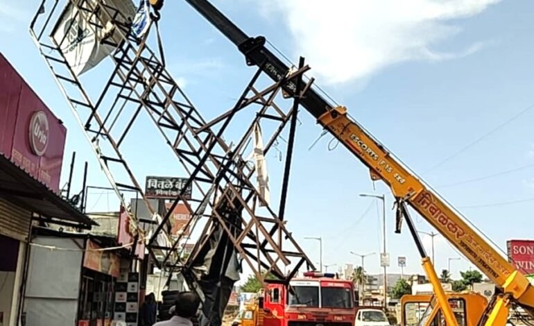 हवेली, भोरमध्ये अनधिकृत होर्डिंगवर ‘पीएमआरडीए’चा हातोडा!