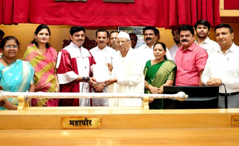 ज्येष्ठ तबलावादक धोंडीराम सायकर यांचा महापालिकेकडून मानपत्र देऊन सन्मान!
