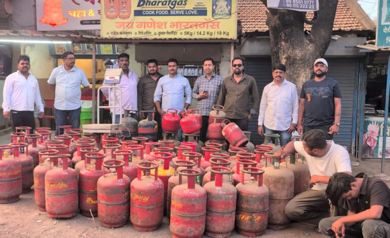 अवैध गॅस रिफिलिंग धंद्यावर छापा; एक लाख किमतीच्या 81 गॅस टाक्या जप्त!