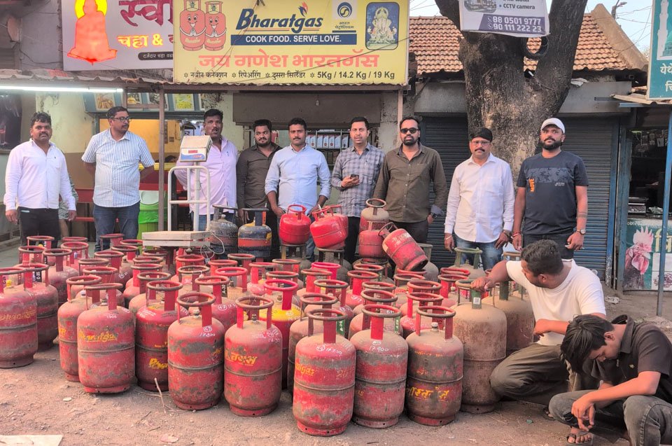 अवैध गॅस रिफिलिंग धंद्यावर छापा; एक लाख किमतीच्या 81 गॅस टाक्या जप्त!