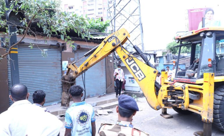 थेरगाव येथे रस्ता रुंदीकरणासाठी अनधिकृत बांधकामांवर निष्कासन कारवाई!