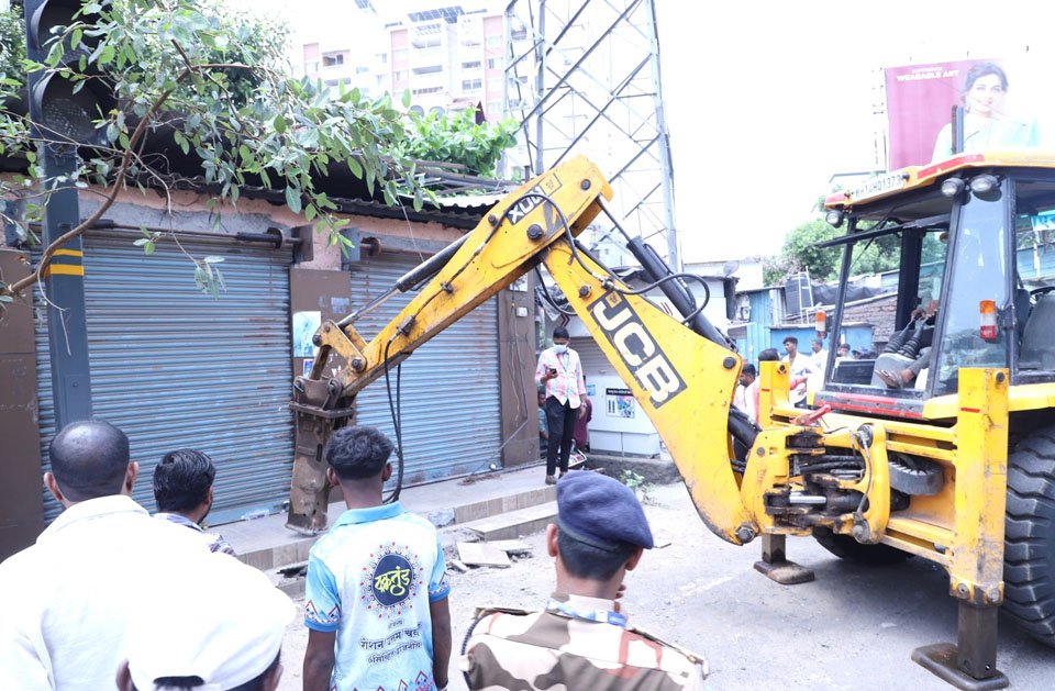 थेरगाव येथे रस्ता रुंदीकरणासाठी अनधिकृत बांधकामांवर निष्कासन कारवाई!
