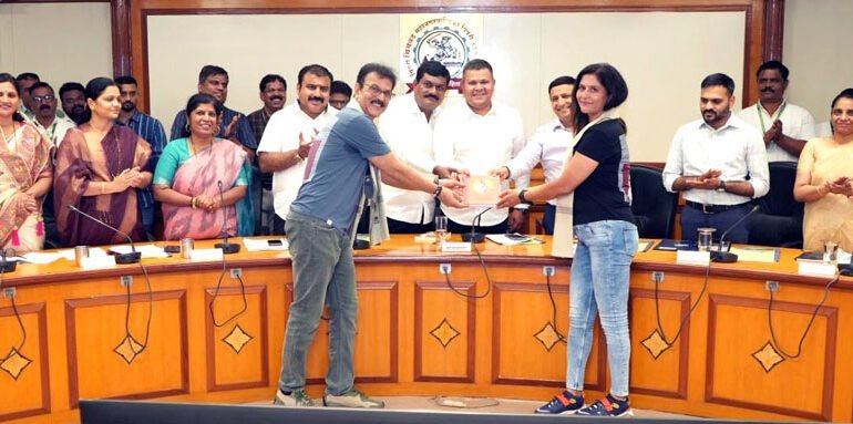 ‘आयर्नमॅन’ विजेत्या थेरगावच्या कपूर दांपत्याचा स्थायी समिती सभापती अभिषेक बारणे यांच्या हस्ते गौरव!