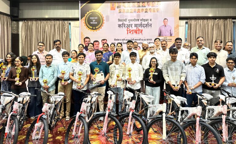 १० वी, १२ वीच्या विद्यार्थ्यांचा सायकल व करंडक देऊन गौरव; वैभव बाकलीवाल यांचं मार्गदर्शन!