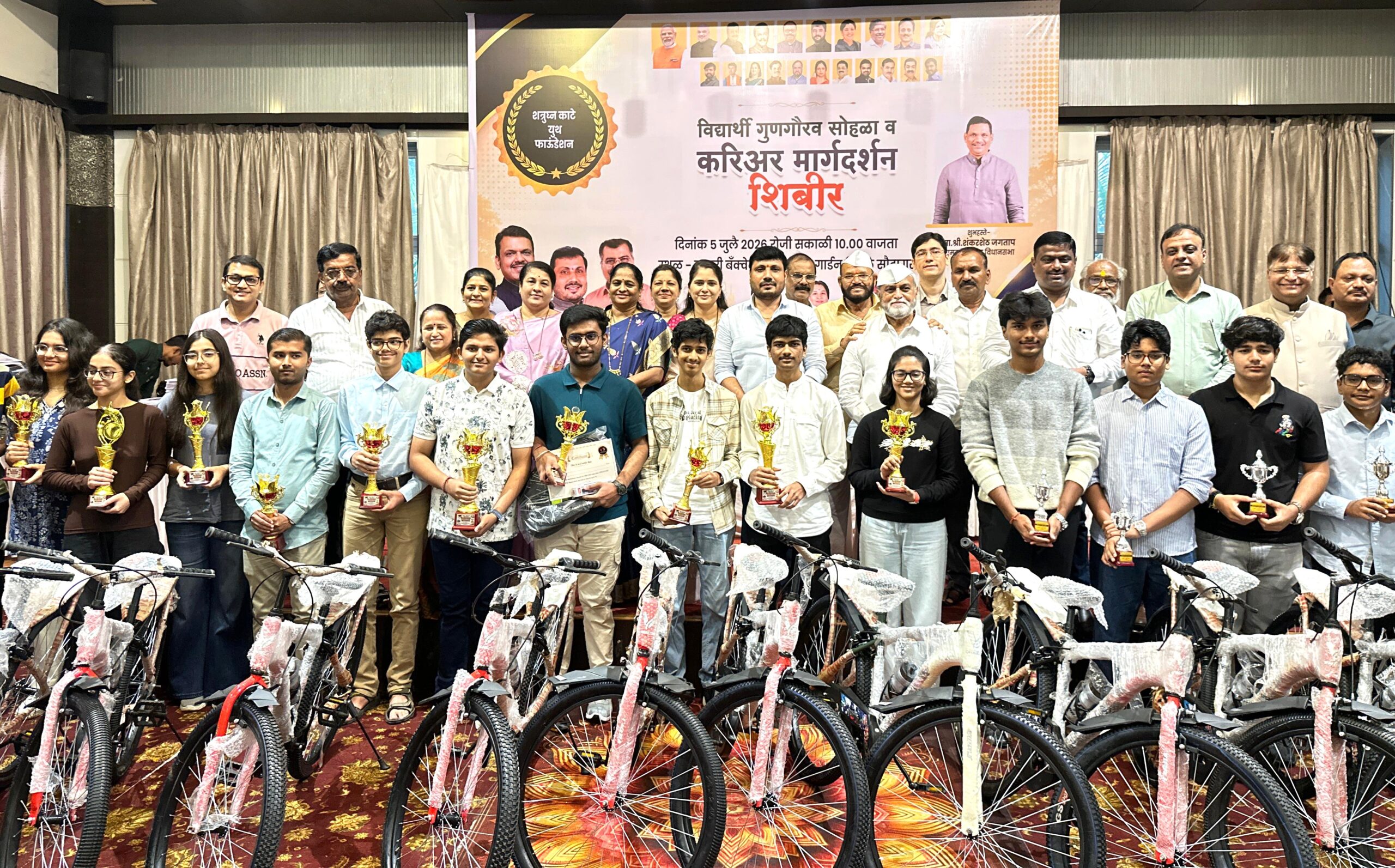 १० वी, १२ वीच्या विद्यार्थ्यांचा सायकल व करंडक देऊन गौरव; वैभव बाकलीवाल यांचं मार्गदर्शन!