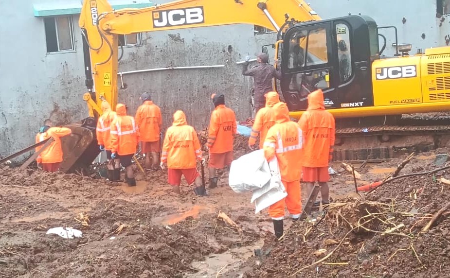 मावळ तालुक्यातील पाटण गावात भूस्खलन होऊन अख्ख कुटुंब मातीच्या ढिगाऱ्याखाली गाडले!