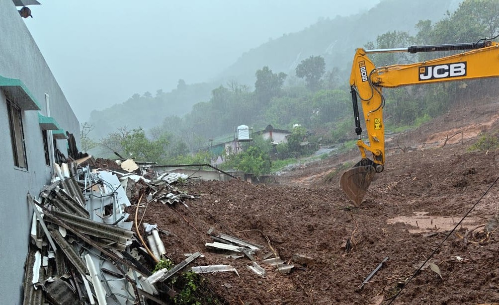 मावळ तालुक्यातील पाटण गावात भूस्खलन होऊन अख्ख कुटुंब मातीच्या ढिगाऱ्याखाली गाडले!
