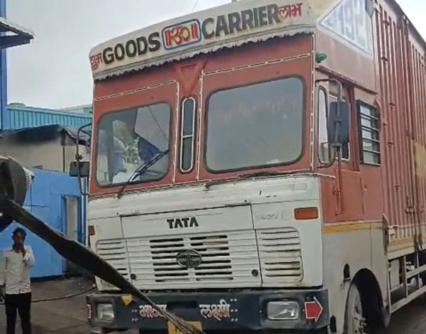 चाकण- तळेगाव महामार्गावरील अवजड वाहनांच्या अनधिकृत पार्किंगवर पोलिसांची कारवाई!