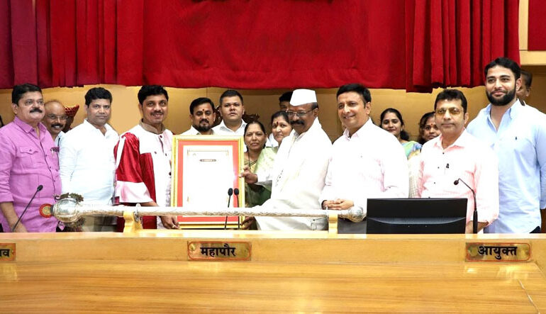 ज्येष्ठ साहित्यिक व कामगार नेते अरुण बोऱ्हाडे यांचा महापालिका सभेत गौरवपूर्ण सन्मान!