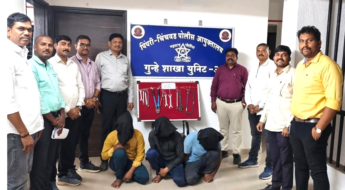 विद्युत डीपी मधील तांब्याच्या तारा चोरणारी टोळी हत्यारासह जेरबंद!